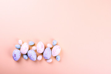 Obraz premium Easter background. Easter eggs Colored, decorated with gold on pink pastel paper. Happy Festive concept.Top View. Flat Lay.Copy space for Text