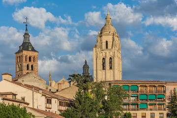 Fototapeta na wymiar View of the Cathedral of Segovia and the Romanesque Church of San Esteban in Segovia (Spain)