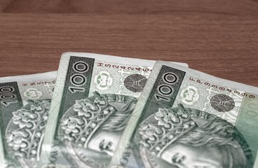 banknoty sto złotych polskich