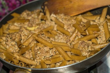 makaron z mięsem na patelni