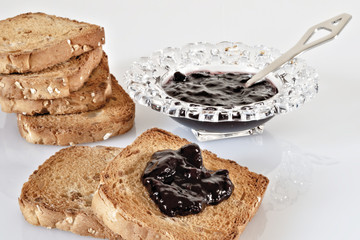 fette biscottate e marmellata primo piano
