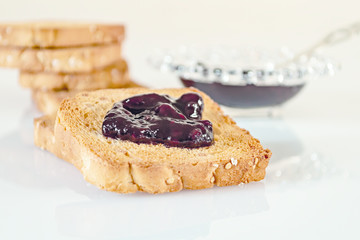 fette biscottate e marmellata primo piano fronte