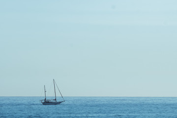 Fototapeta premium Bateau au large dans la mer, Barcelone
