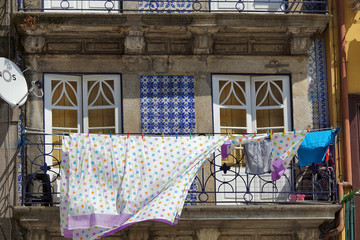 Wäsche trocknet im Wind auf einem Balkon in Porto, Portugal