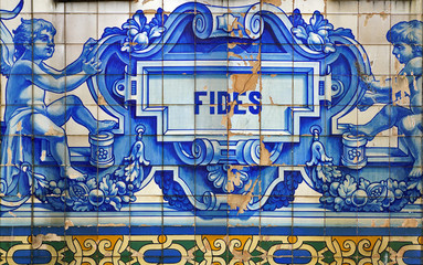 Azulejo-Fliesen mit Schriftzug Fides - Glaube, Vertrauen - in Porto, Portugal