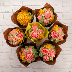 Obraz na płótnie Canvas Cupcakes with buttercream flowers