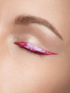 the arrow on the eyes ,glitter, colorised eye and eyebrow beauty fachion
