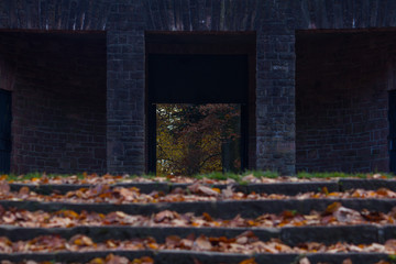 Altes Tor mit Treppe und Laub