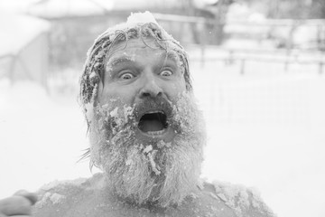 Bearded man, after bathing in the snow - 250292910