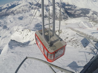 Téléphérique de l'aiguille rouge dans les alpes françaises par un temps ensoleillé