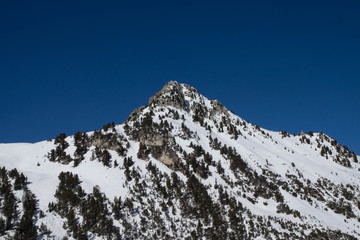 Pic rocheux dans les alpes fran&ccedil;aises recouvert de neige en hiver pendant une journ&eacute;e ensoleill&eacute;e sans nuage