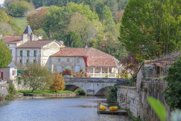 Fototapeta na wymiar Nouvelle-Aquitaine - Dordogne - Brantôme - Pont sur la Dronne