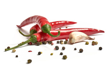Ostra papryka z czosnkiem i pieprzem na białym tle