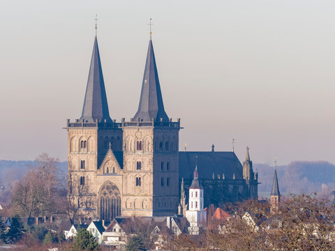 Blick auf historische Altstadt von Xanten mit St. Viktor Dom und evangelischer Kirche