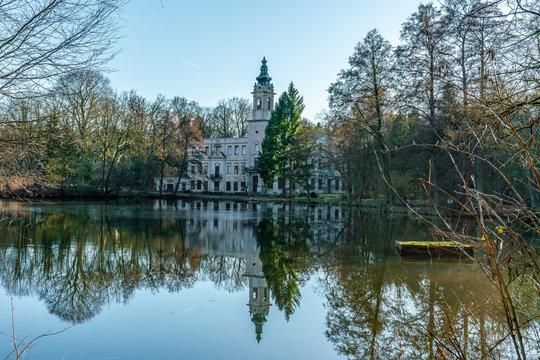 Blick &uuml;ber den Schloss See zur Ruine von Schloss Dammsm&uuml;hle in Wandlitz Brandenburg 