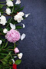 Obraz na płótnie Canvas Pink floral / assorted pink flower border on black background