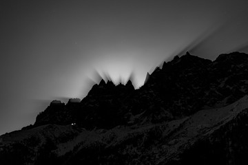 Levé de lune derrière la montagne à Chamonix