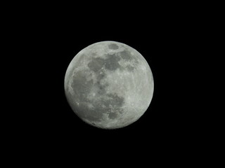 Silberner Vollmond bei Nacht mit sichtbaren Kratern