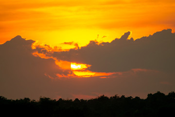 Obraz premium Sunset is behind the clouds.