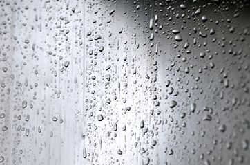 Regentropfen auf grauem Metall