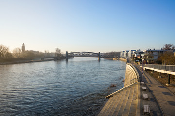 Fototapeta premium Historische Hubbrücke und Elbtreppen in Magdeburg