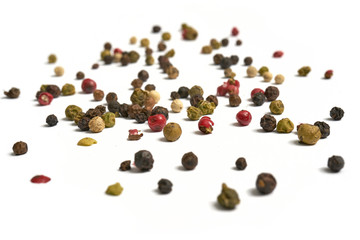 Kolorowy pieprz na białym tle