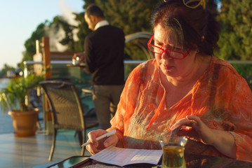 Ältere Frau schreibt Bewertung