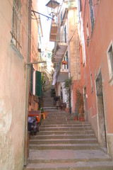 Gasse mit Treppenstufen in Monterosso einer Ortschaft der Cinque Terre an der Italienischen Riviera