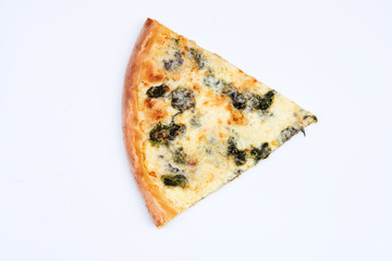 Spinat Pizzastück Slice Pizza Stück top view closeup weiß Hintergrund essen