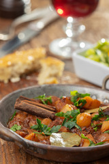 griechisches Stifado auf dunklem Holz
