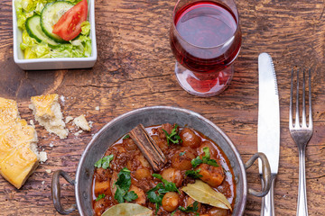 griechisches Stifado auf dunklem Holz