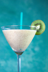 OPA COCKTAIL CON ZUMO DE FRUTAS Y RODAJA DE KIWI CON PAJITA