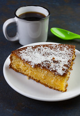 DESAYUNO CON PASTEL DE BIZCOCHO DE COCO CON TAZA DE CAFÉ NEGRO