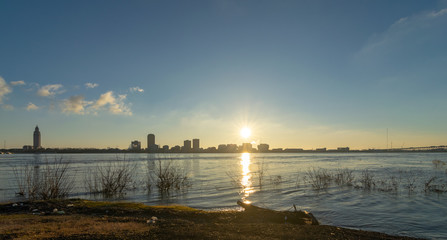 Fototapeta na wymiar sunrise on the Mississippi River looking toward Baton Rouge