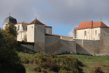 Fototapeta na wymiar Nouvelle-Aquirtaine - Charente - Villebois-Lavalette - Entrée du Château