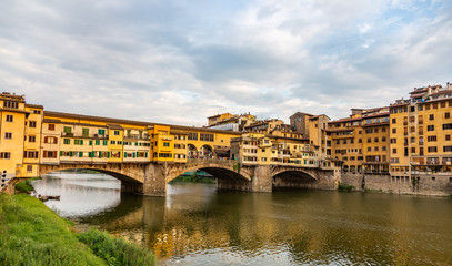 Obraz premium The old bridge of Ponte Vecchio with its many jewelry stores in Florence, Italy
