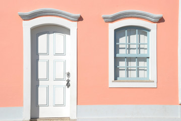 Fachada de casa colonial em São João del Rey, Minas Gerais, Brasil