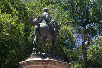 Fototapeta na wymiar statue in park Genral Ozório
