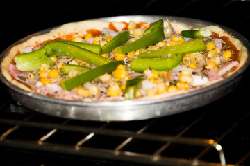 DELICIOSA PIZZA CON DIVERSOS INGREDIENTES