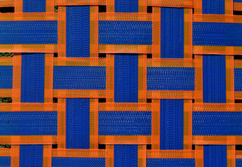 cintas de colores naranja y azules en un tejido entrelazado formando cuadros