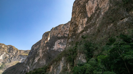 Fototapeta na wymiar Magic mountains, sheer cliffs, monkeys, crocodiles - Canyon del Sumidero
