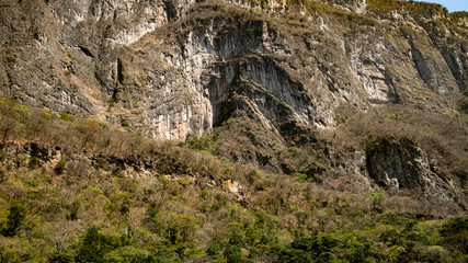  Magic mountains, sheer cliffs, monkeys, crocodiles - Canyon del Sumidero