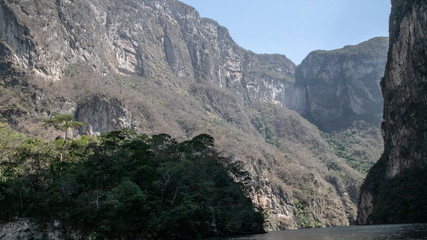 Magic mountains, sheer cliffs, monkeys, crocodiles - Canyon del Sumidero