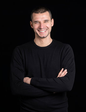 Modello con maglia nera sorridente