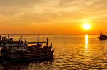 Fototapeta na wymiar Sun reflects the sea with fishing boats