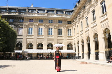 Femme dans la cour du palais royal à Paris