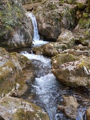 glasklare Wasserfälle in den Alpen