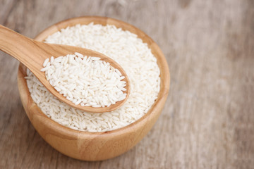 Fototapeta na wymiar raw paddy rice in wooden bowl 