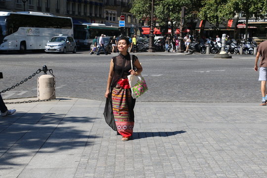 Femme marchant de manière désinvolte dans les rues de Paris