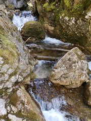 Naklejka na ściany i meble glasklare Wasserfälle in den Alpen